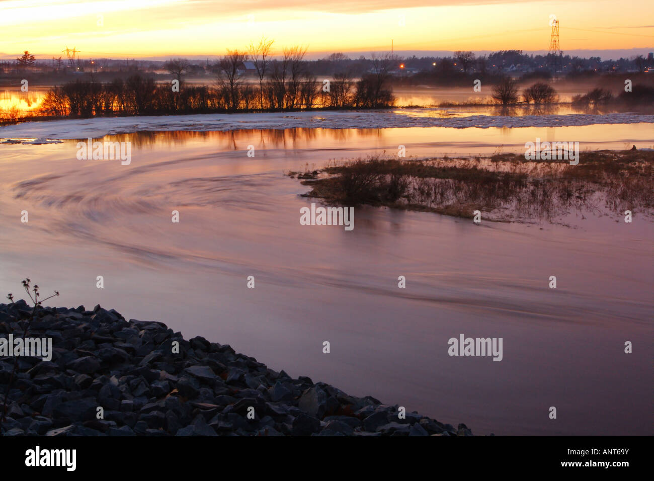 Zeit verstrichen, Strömung, Frühlingstauwetter, Eis-Zerfall in Shubenacadie River Stockfoto