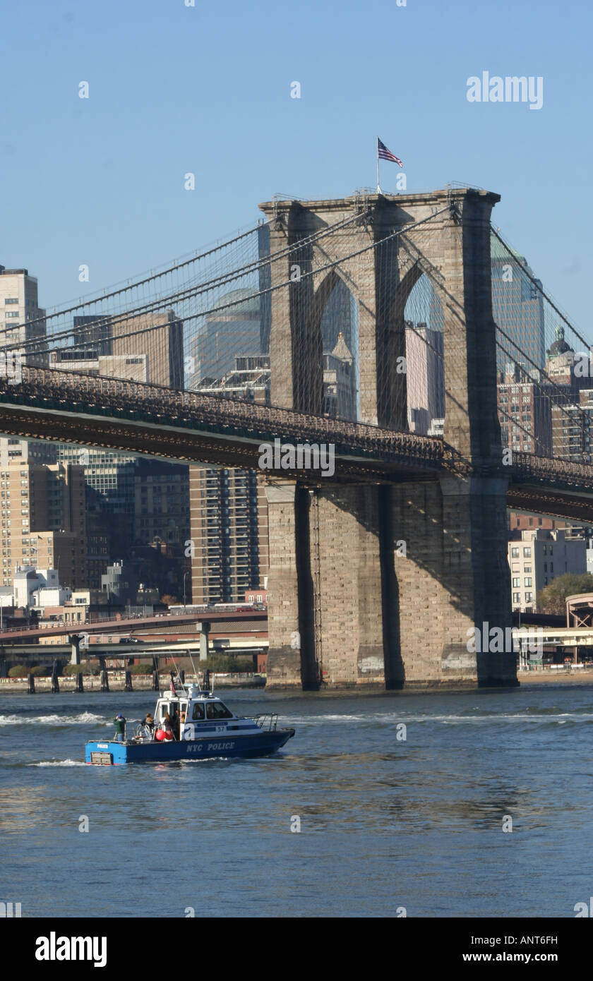 Brooklynbrücke Polizei Boot Lower Manhattan Skyline von New York City, November 2007 Stockfoto