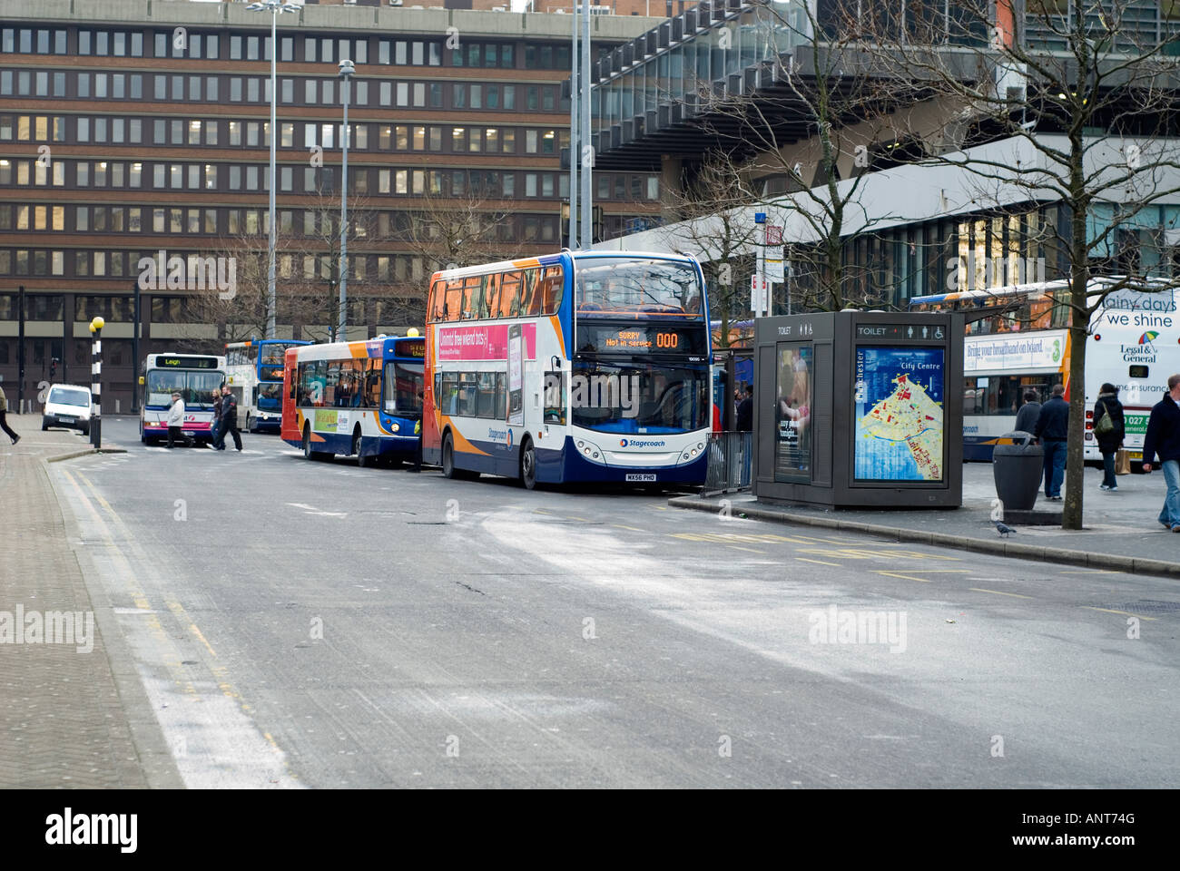 Doppelte Decker Busse an Bushaltestelle in Piccadilly Gardens Manchester City Centre UK Stockfoto