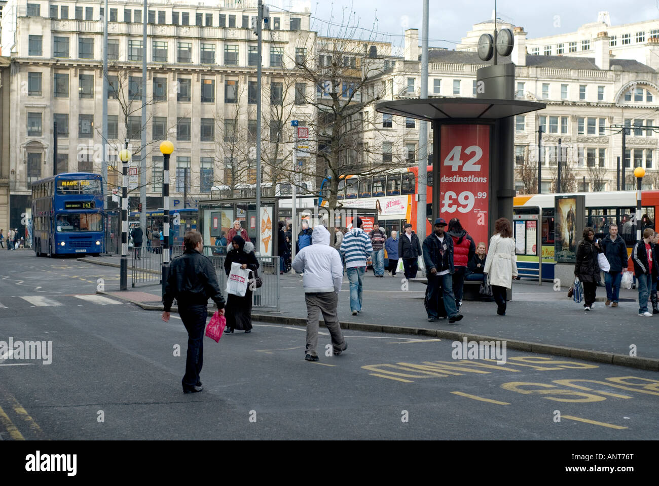 Passanten in Piccadilly Gardens Manchester City Centre UK Stockfoto