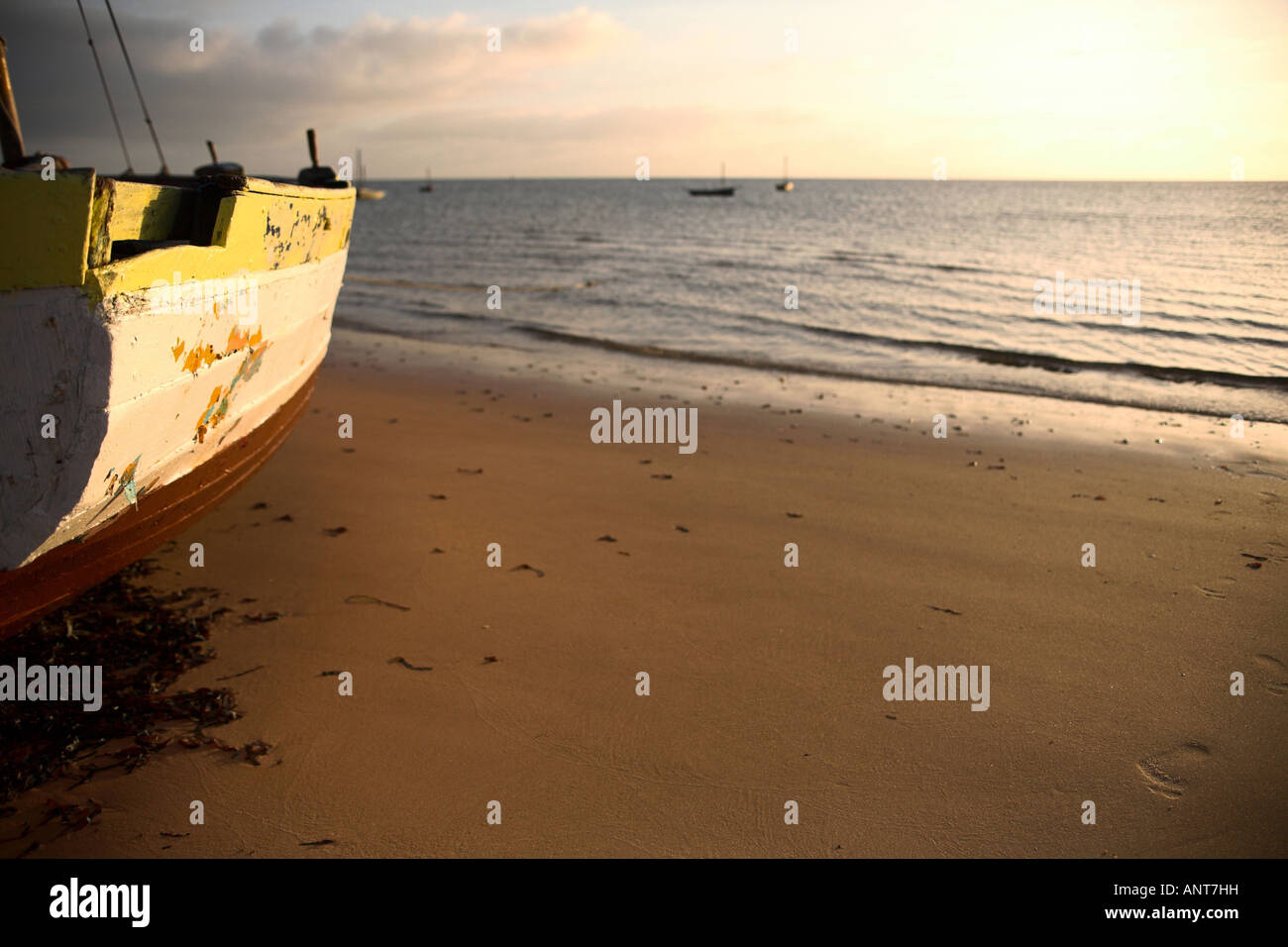 Seelandschaft und Dhau oder traditionellen Holzboot auf den Inseln sehen, der Rest in dieser Serie viele Textfreiraum Stockfoto