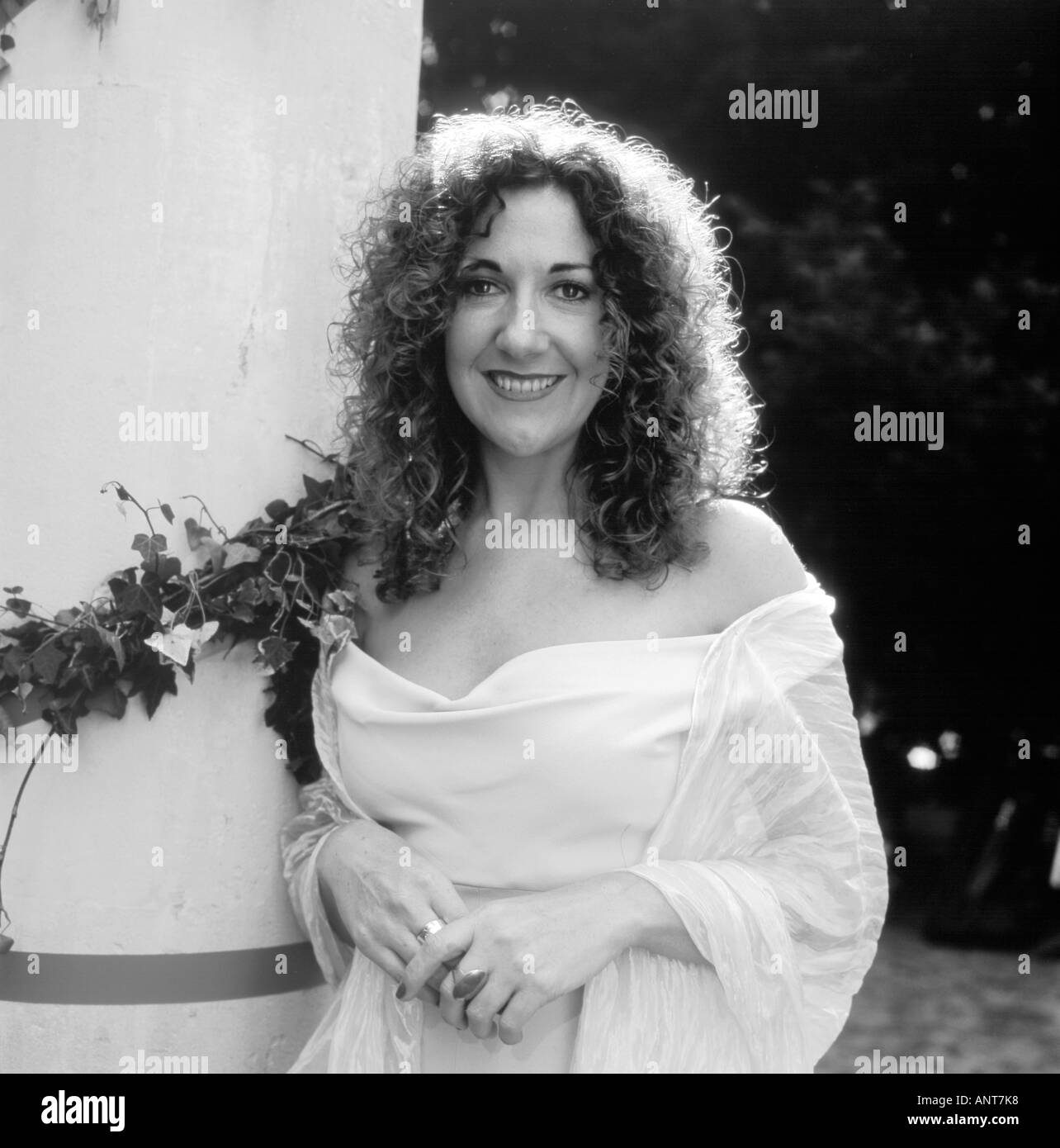 Welsh Sopran Shan Cothi Portrait von Sänger bei Aberglasney Gardens in Carmarthenshire Wales UK KATHY DEWITT Stockfoto