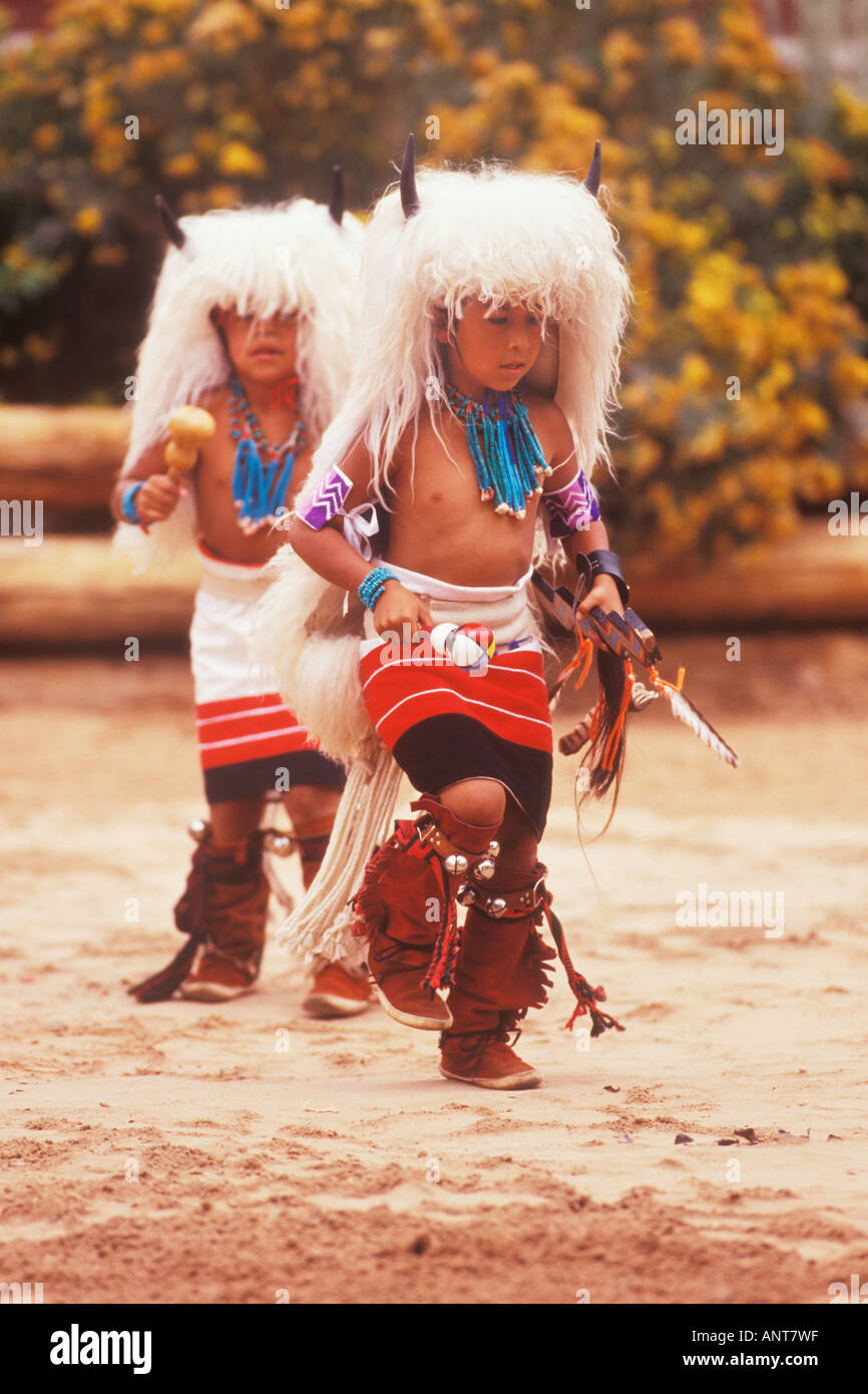 Indianer junge Zuni Indian White Buffalo Tänzer Gallup Inter Tribal Indian Ceremonial Gallup New Mexico Stockfoto