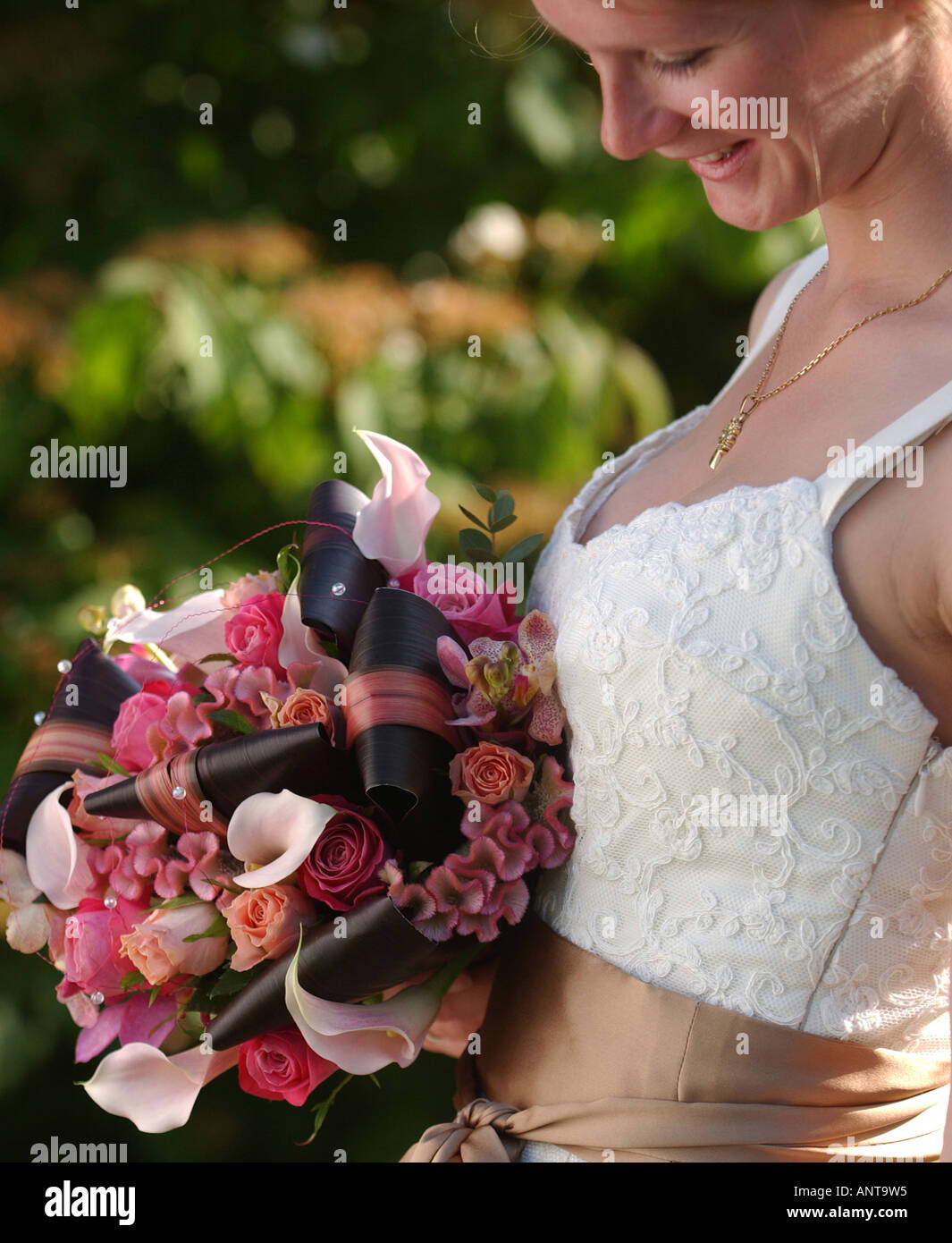 Eine Braut trägt eine Brautkleid entworfen und hergestellt von Becky Drinan tragen ihren Blumenstrauß. Bild von Jim Holden. Stockfoto