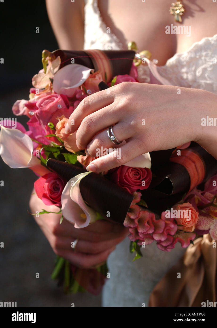 Braut die Hände mit Blumenstrauß und Ring. Bild von Jim Holden. Stockfoto