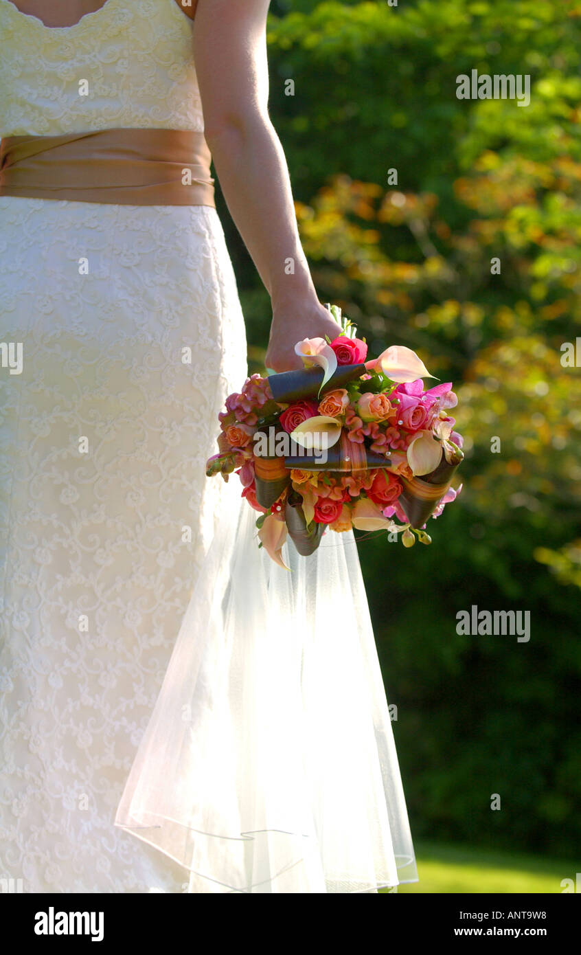 Eine Braut trägt Blüten tragen eine Hochzeitskleid entworfen und hergestellt von Becky Drinan. Bild von Jim Holden Stockfoto