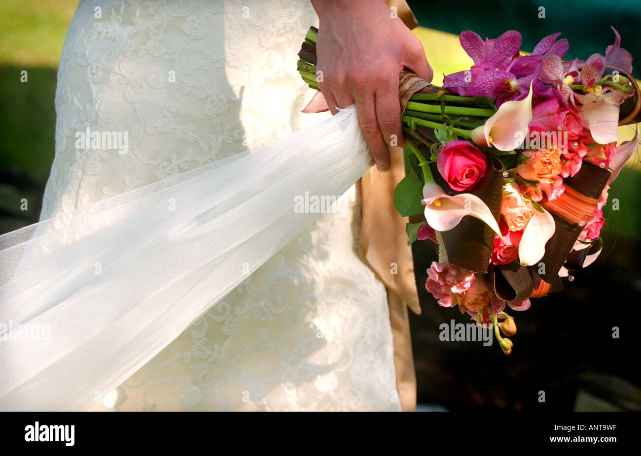 Eine Braut trägt Blüten tragen eine Hochzeitskleid entworfen und hergestellt von Becky Drinan. Bild von Jim Holden. Stockfoto
