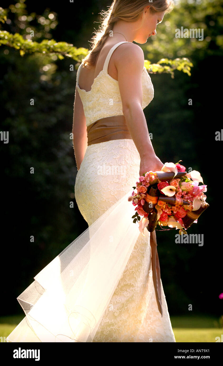 Eine Braut trägt ein maßgeschneidertes Hochzeitskleid von Becky Drinan gemacht. Bild von Jim Holden. Stockfoto