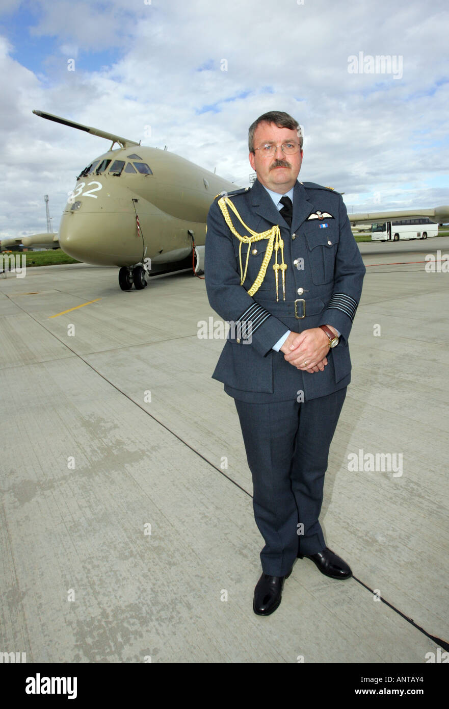 Group Captain Chris Birks, Base Commander bei RAF Kinloss, Schottland vor einem Nimrod-Flugzeug Stockfoto