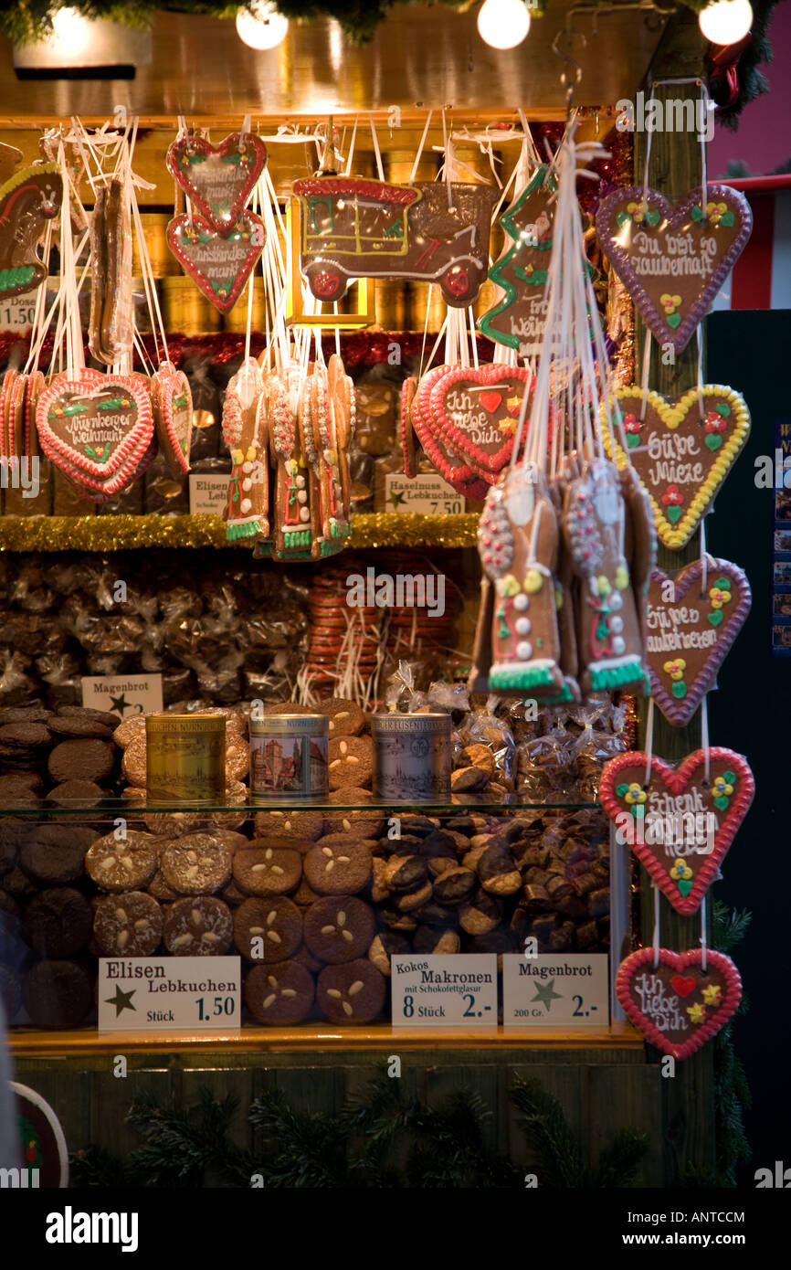 Traditionelle deutsche Süßigkeiten zum Verkauf in Nürnberg Weihnachtsmarkt,  Deutschland Stockfotografie - Alamy