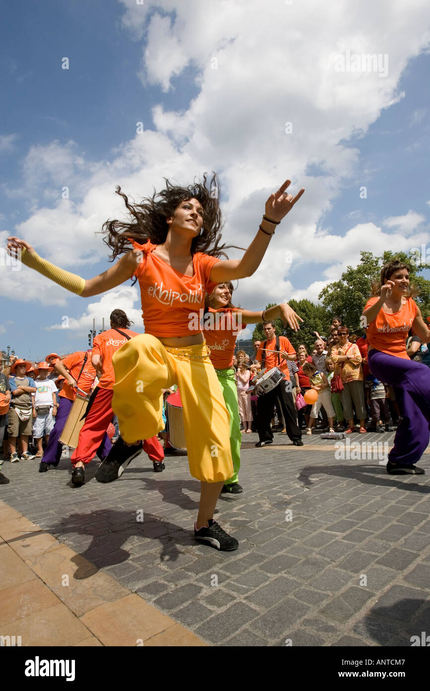 Junge spanische Tänzerinnen in Plaza Arriaga Bilbao baskischen Land Spanien während Aste Nagusia fiesta Stockfoto