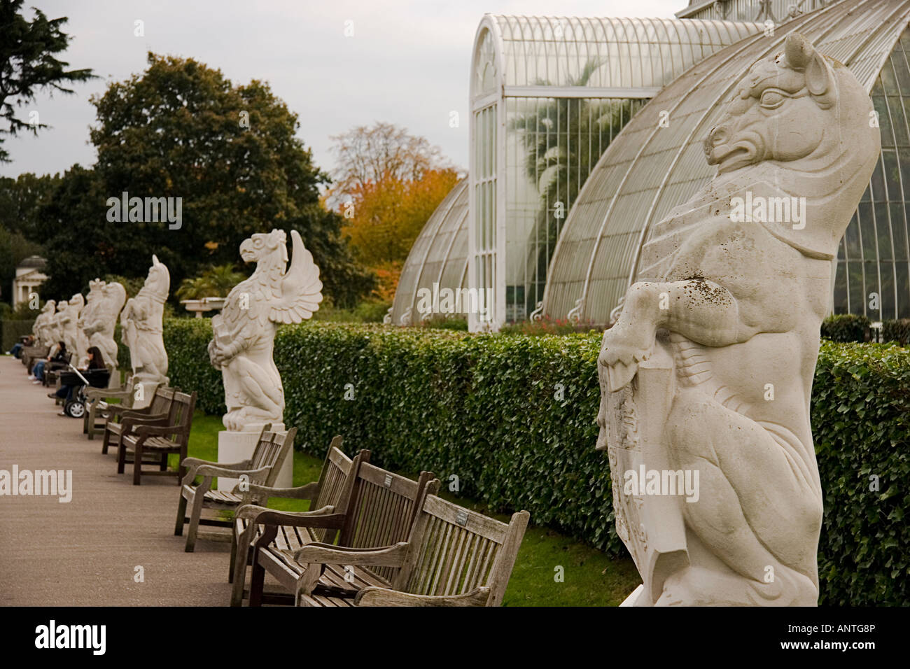 Die Königin Tiere, in der Nähe von fabelhafte Steinstatuen im Palmenhaus in Kew Gardens Stockfoto