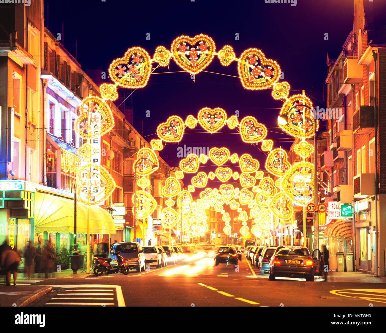 FRANKREICH NORD/PAS-DE-CALAIS CALAIS RUE ROYALE WEIHNACHTSSCHMUCK Stockfoto
