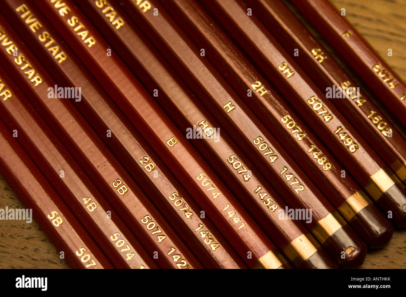 Satz von Bleistiften, aufgereiht auf einem Schreibtisch - von 5 b bis 4H und F Stockfoto