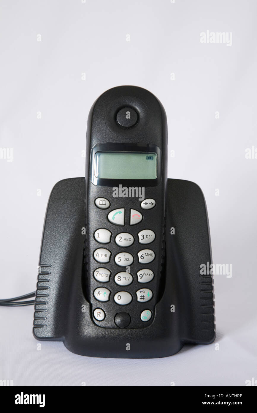 Ein schwarzer digitales Schnurlostelefon Mobilteil mit Silber Zifferntasten auf Handy Ladegerät Basiseinheit mit weißem Hintergrund Stockfoto