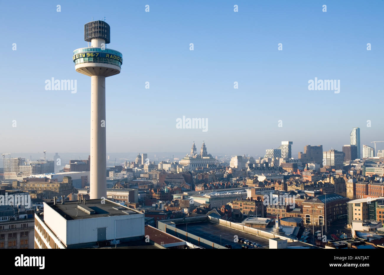 grobe Sicht auf Liverpool mit St Johns Leuchtfeuer im Vordergrund Stockfoto