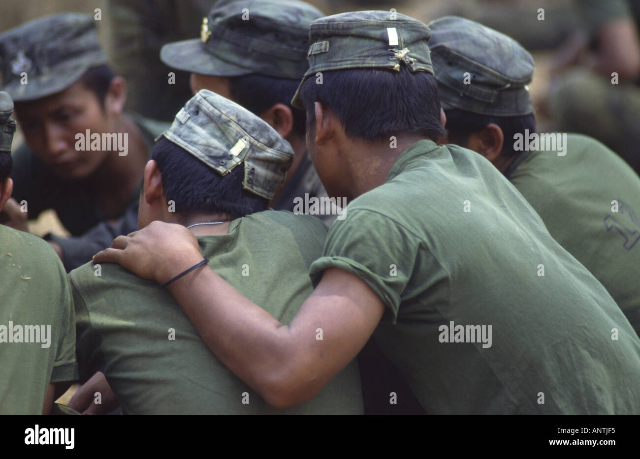 Straflosigkeit Offizier Kadetten Huddle um Lehrer während des Trainings Manerplow Kawtholei Burma Stockfoto