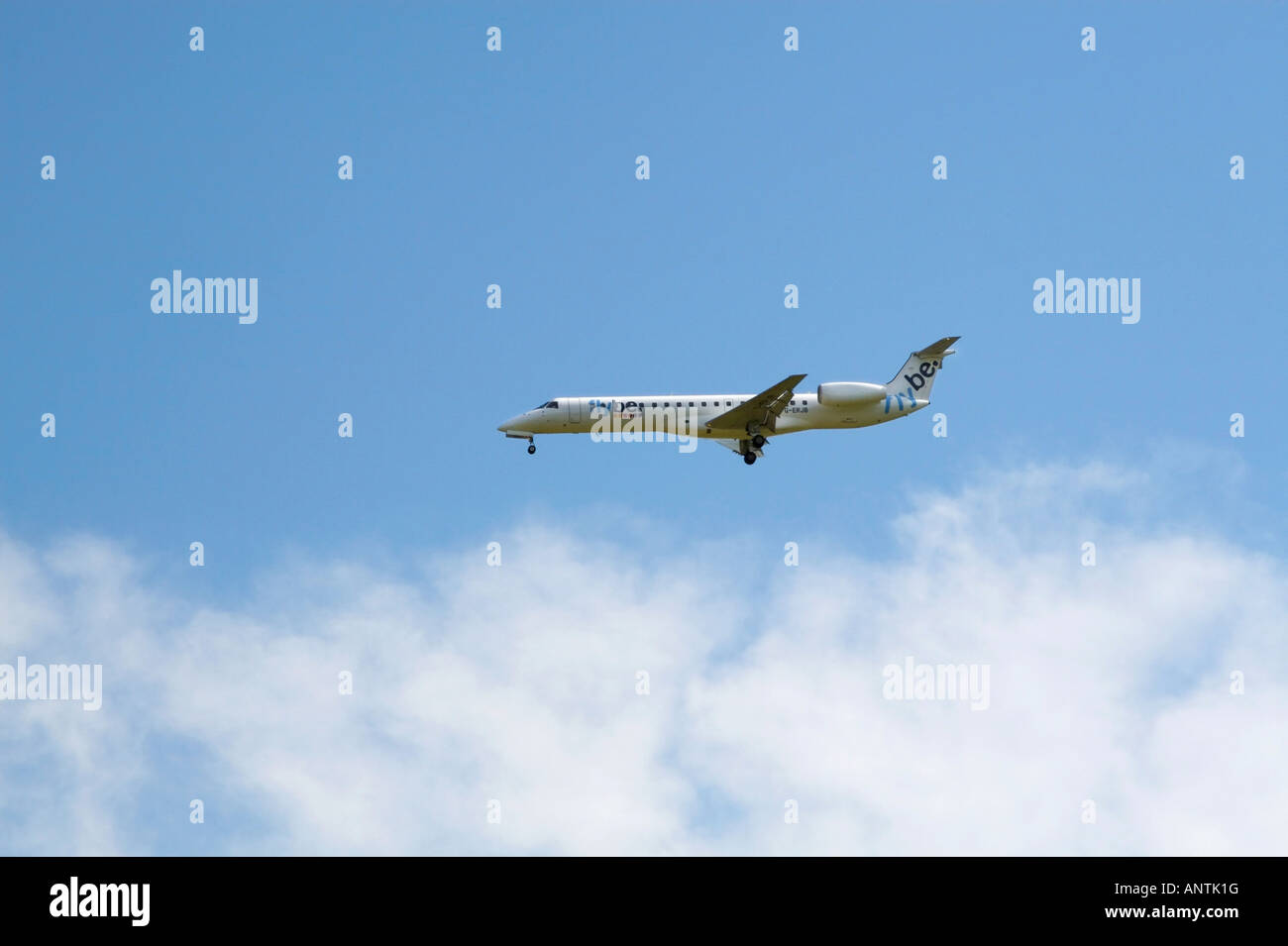 Flybe Flugzeug landet auf dem Manchester Stockfoto