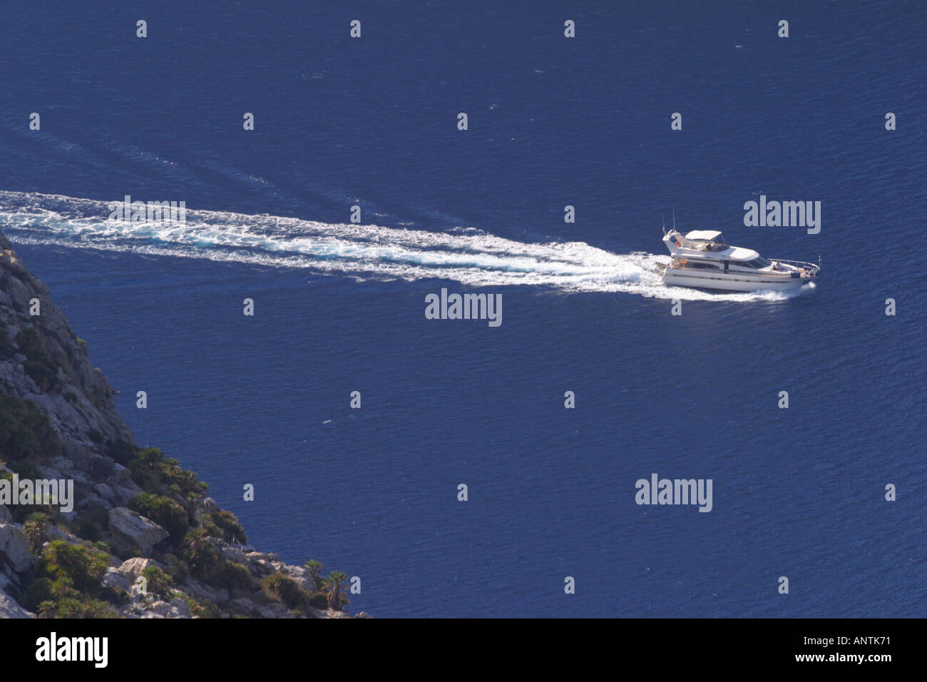 Private Luxus-Motorboot am tiefblauen Meer mit weißen wake Stockfoto