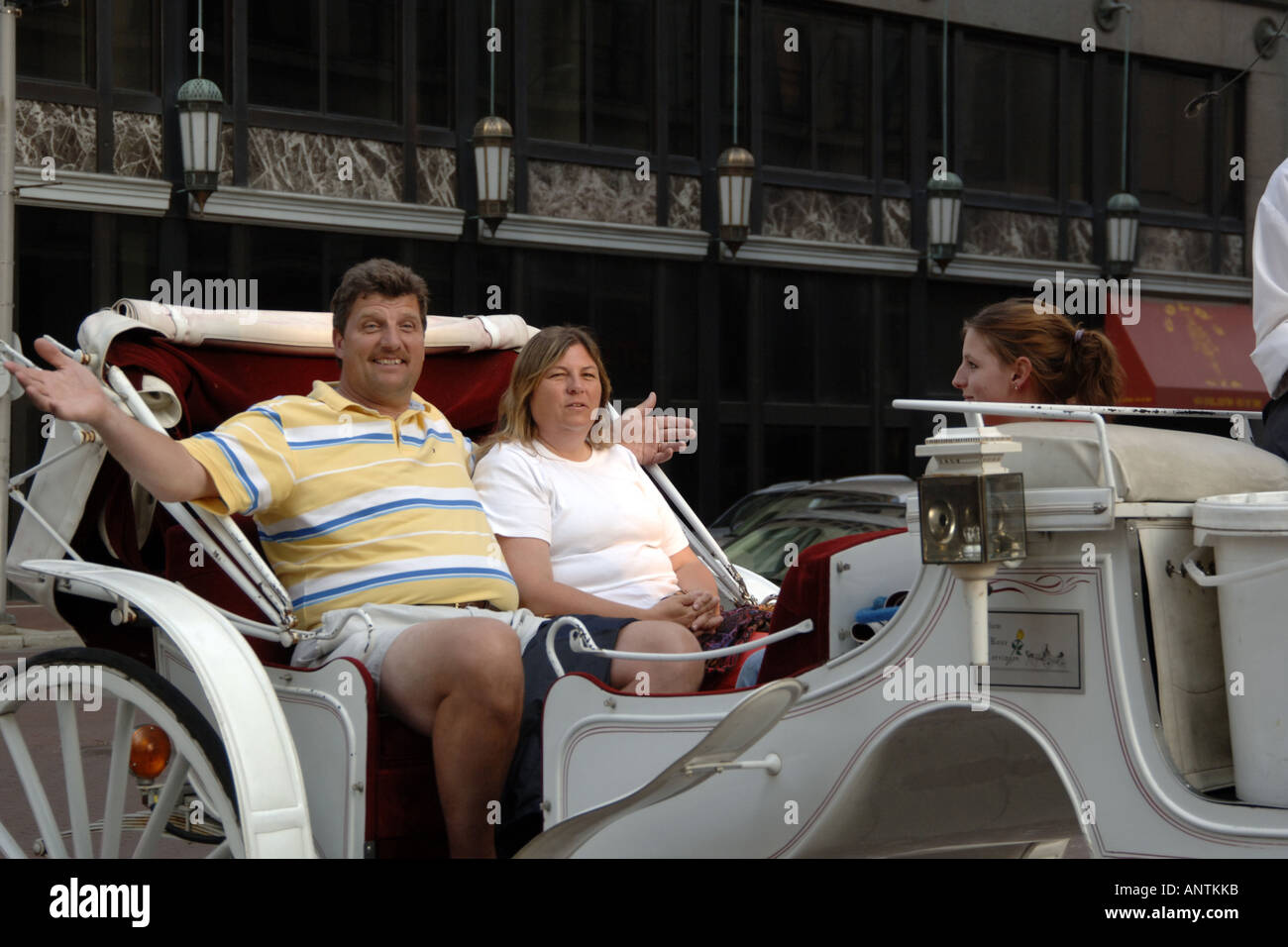 Touristen genießen von einem Pferd gezogenen Buggy fahren in Indianapolis in der Nacht Stockfoto