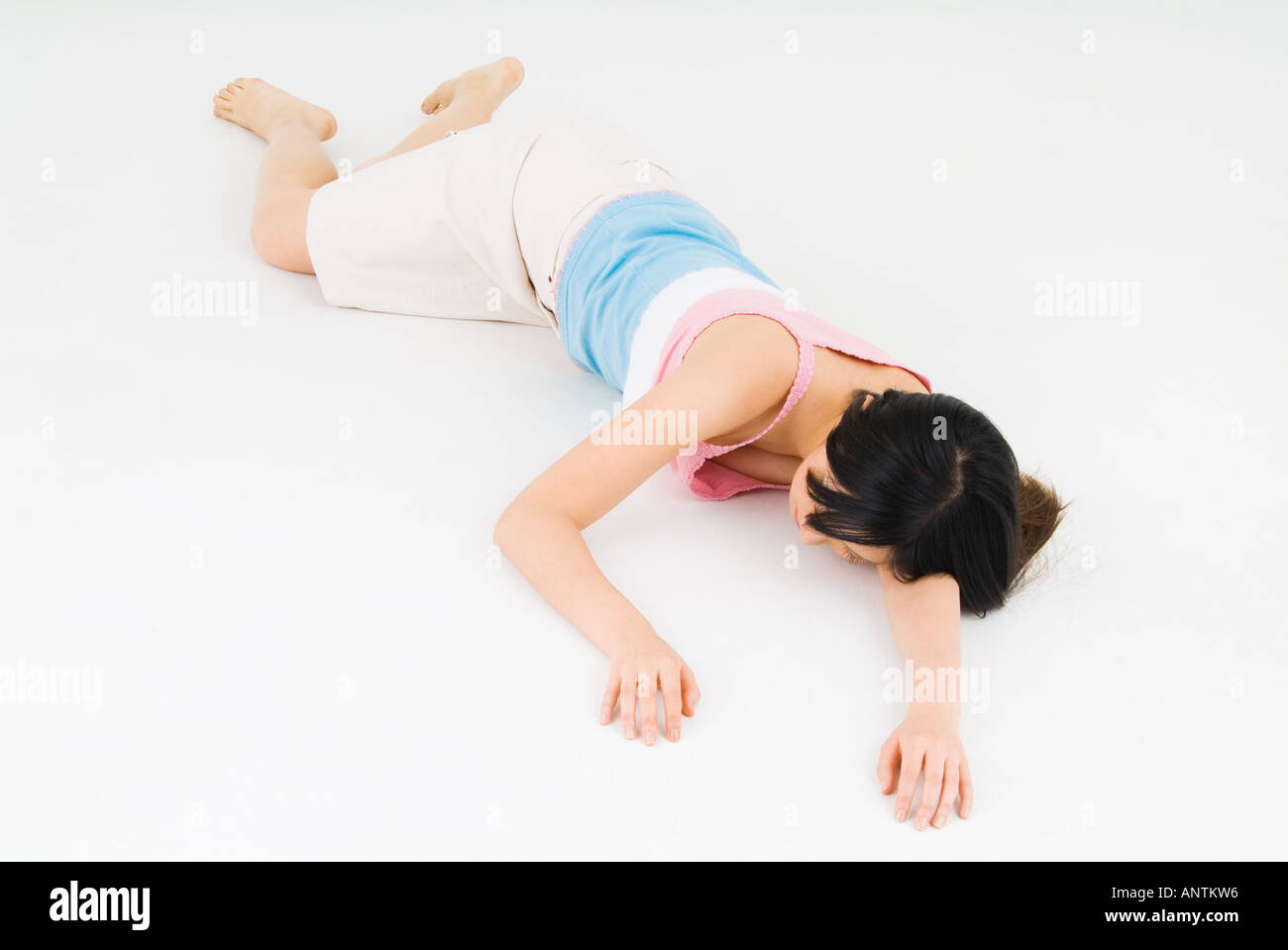 Junge Frau liegend auf Vorderseite Stockfoto