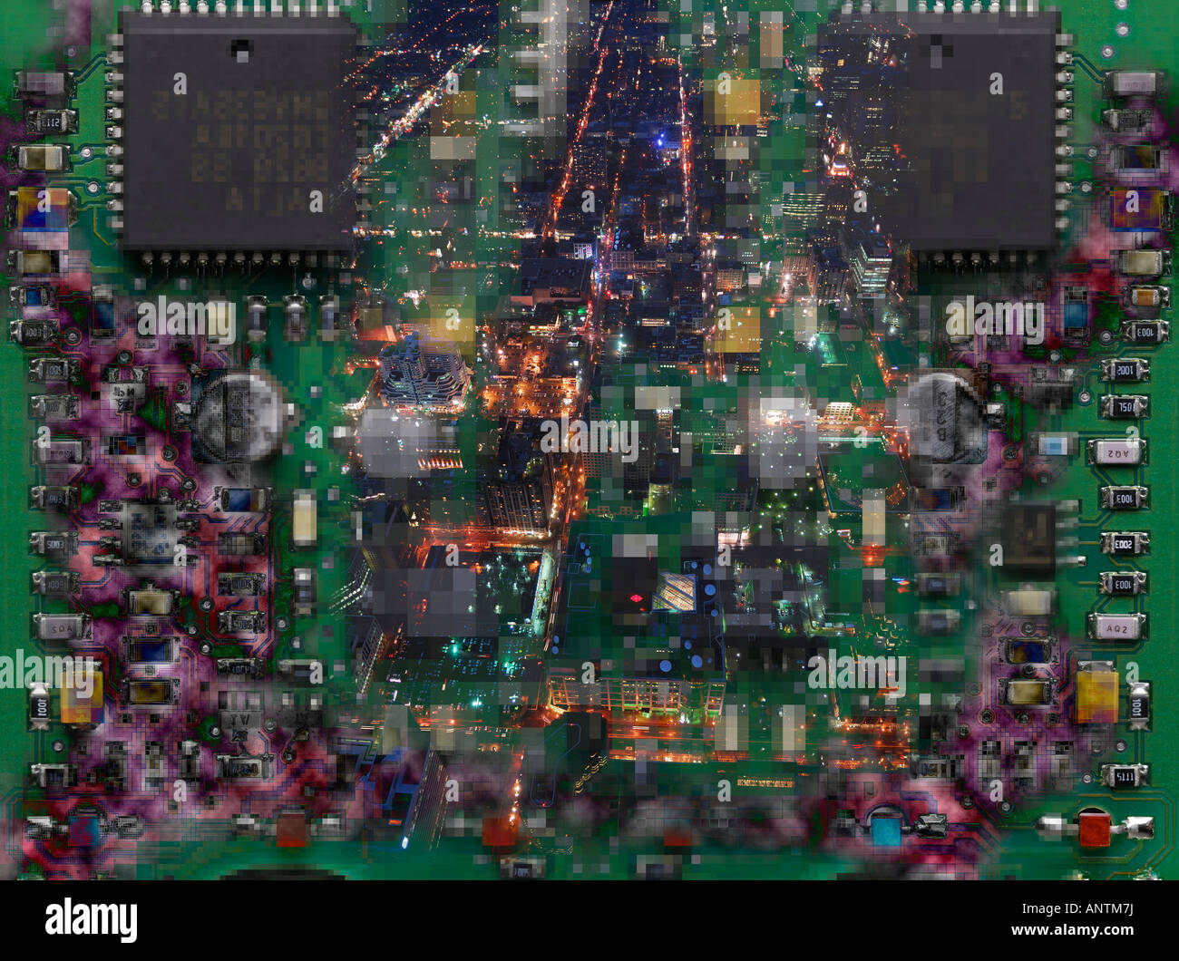 Stadt-Lichter in der Nacht auf Mikrochips und Elektronikplatine überlagert Stockfoto