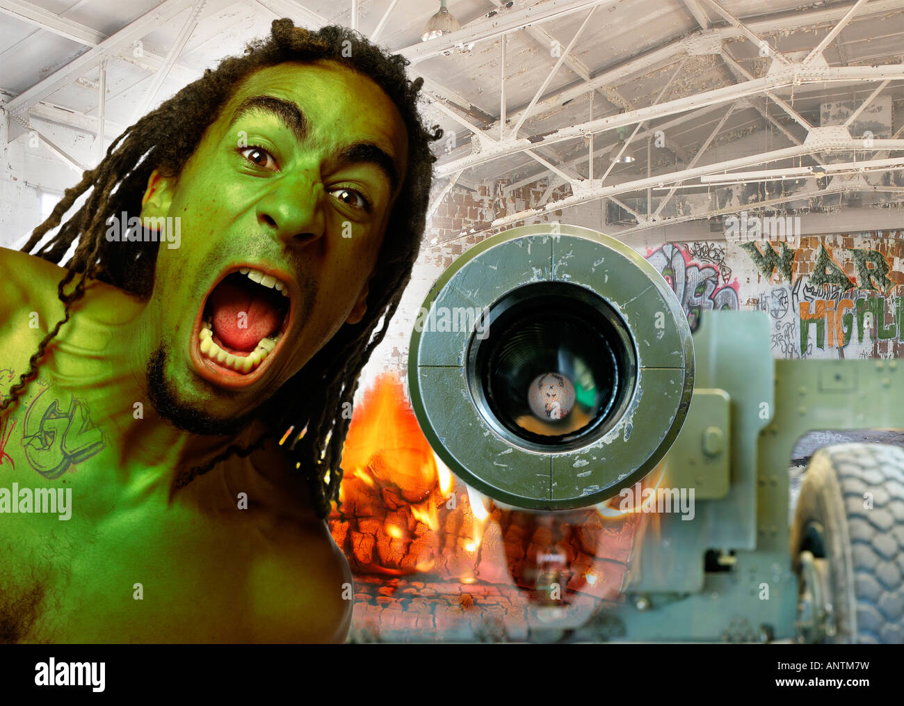 Grün gehäutet dämonischen Mann mit Dreadlocks schreien Feuer neben Kanone Lauf und Krieg Graffiti in verlassenen hangar Stockfoto