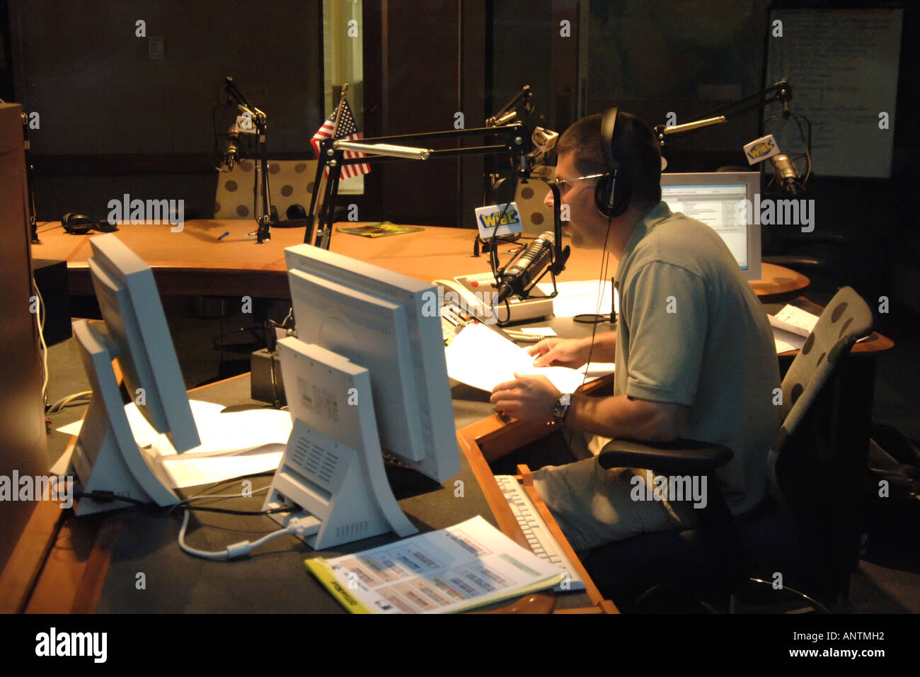 Radio Station-Moderator bei der Arbeit sein Publikum glücklich zu halten, während in der Luft Stockfoto