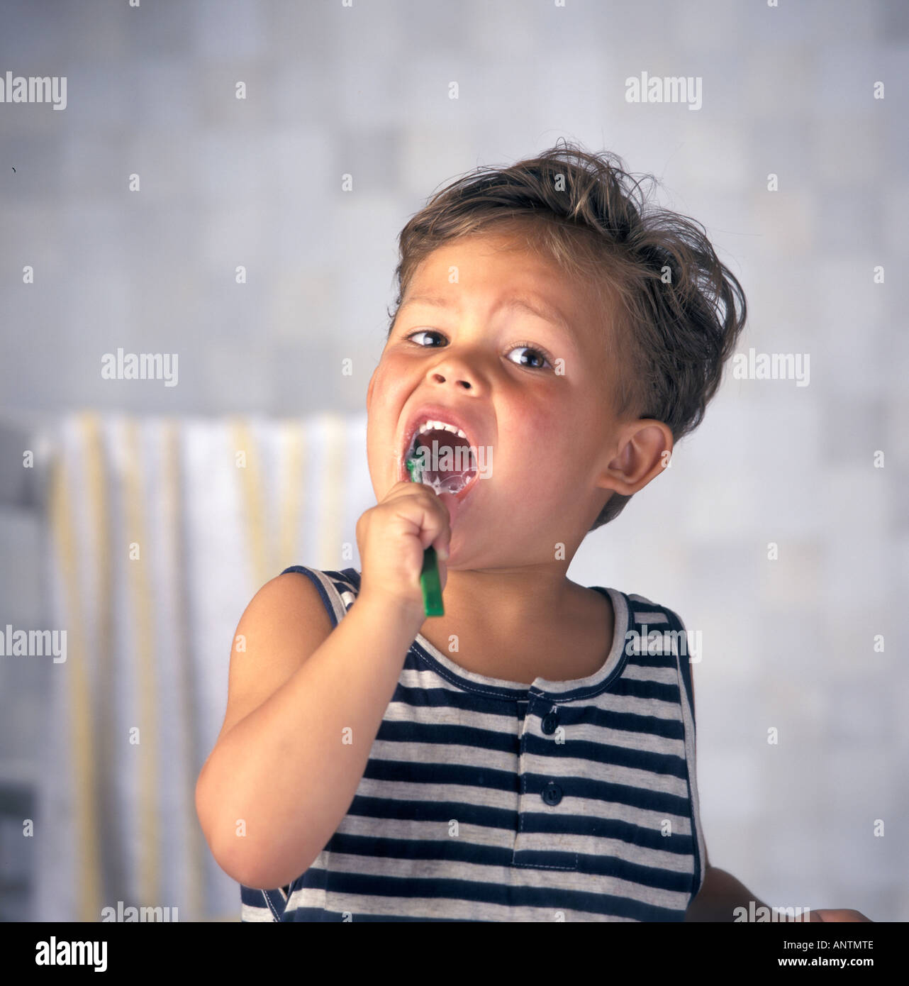 Kleiner Junge ist seine Zähne putzen. Stockfoto