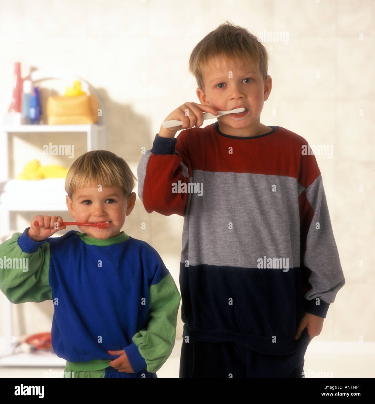 Kleine Jungen und Mädchen sind ihre Zähne putzen. Stockfoto