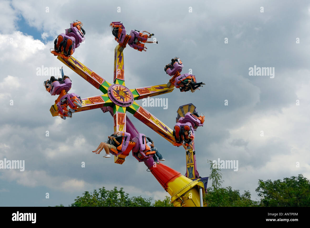 Trotz der bedeutenden Sturm Besucher genießen Sie die Fahrgeschäften während ein Sommerfest in Schaumburg, Illinois USA Stockfoto