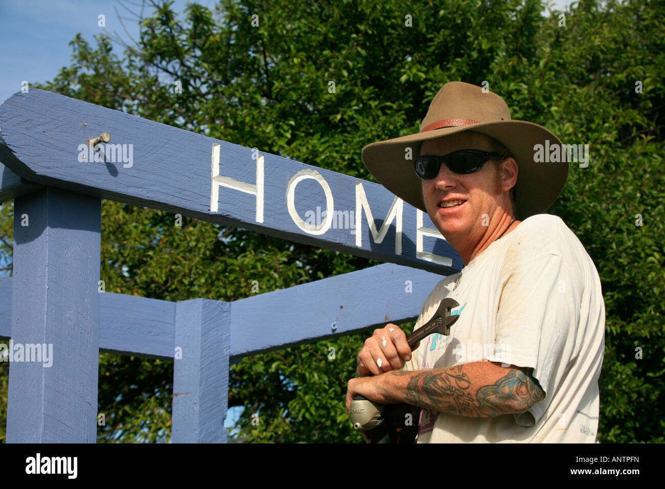 Ein Mann baut ein Haus-Zeichen vor seinem Haus in Idllylic Upper Hunter Valley Stadt von Murrurindi in Australien Stockfoto