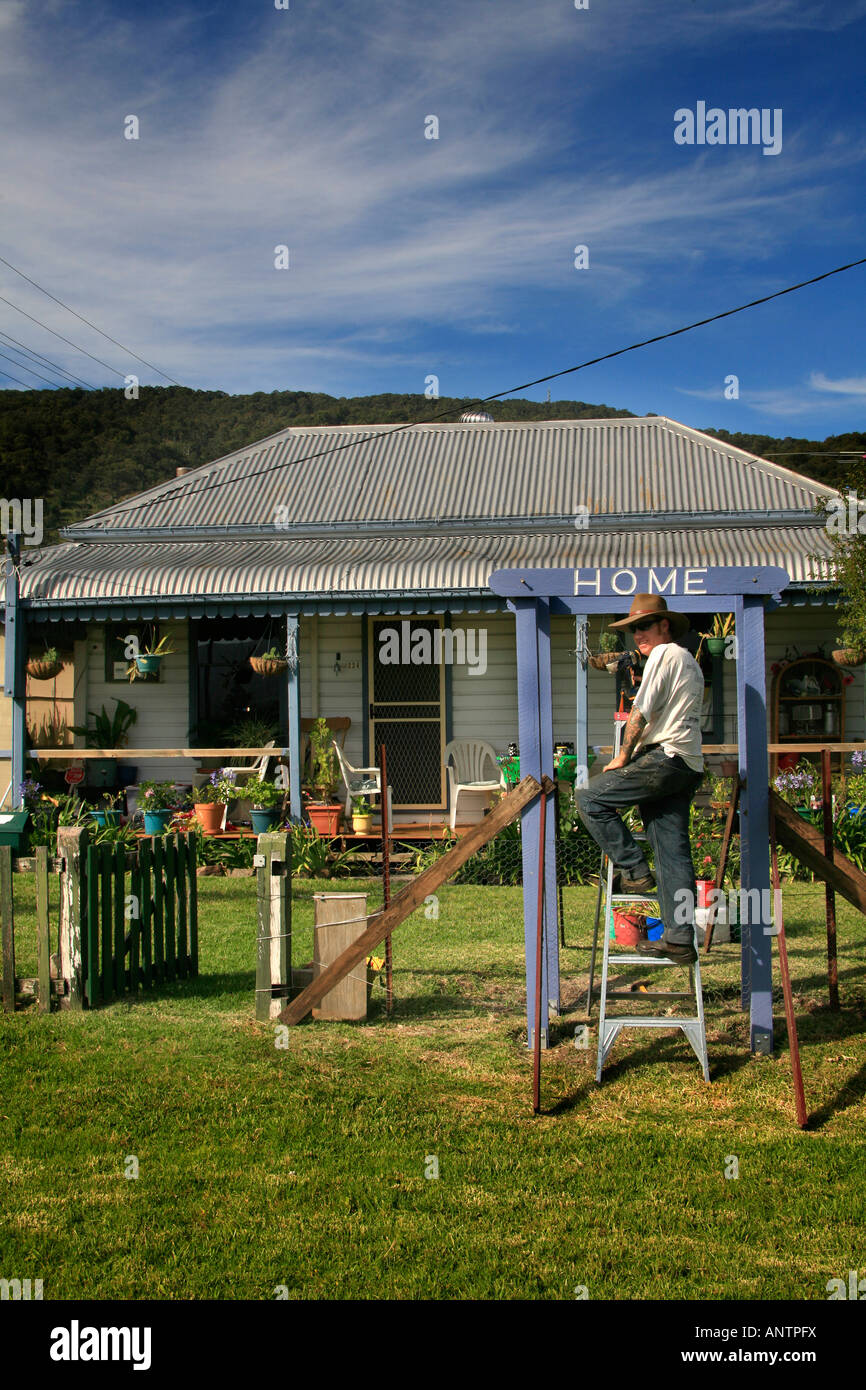 Ein Mann baut ein Haus-Zeichen vor seinem Haus in Idllylic Upper Hunter Valley Stadt von Murrurindi in Australien Stockfoto