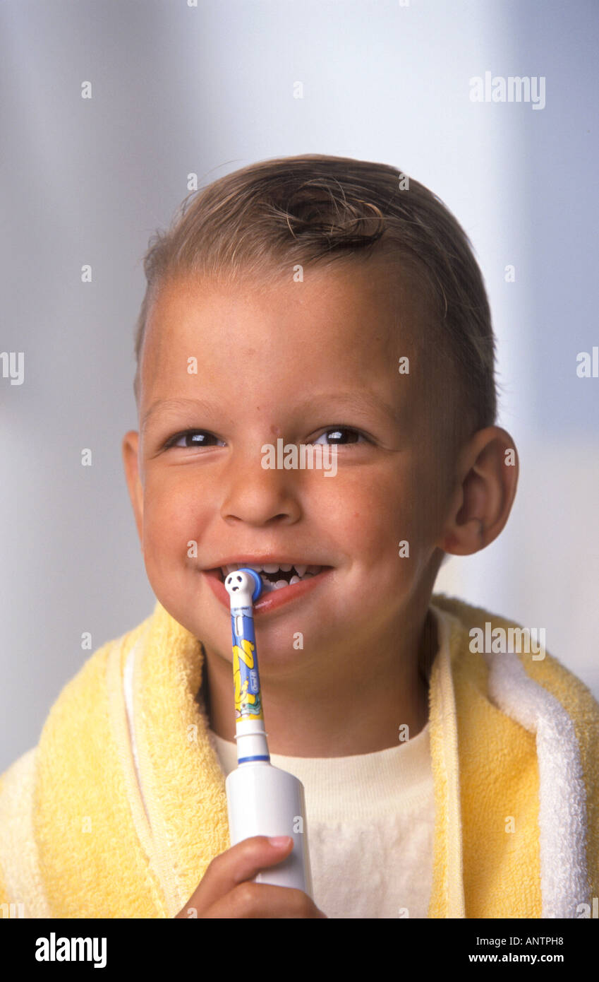 Kleiner Junge ist seine Zähne putzen. Stockfoto