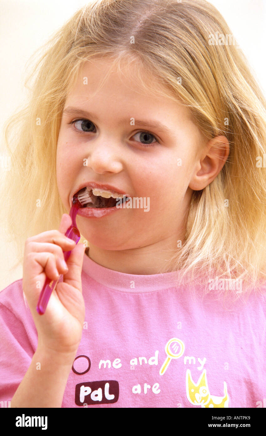 Kleines Mädchen wird ihre Zähne putzen. Stockfoto