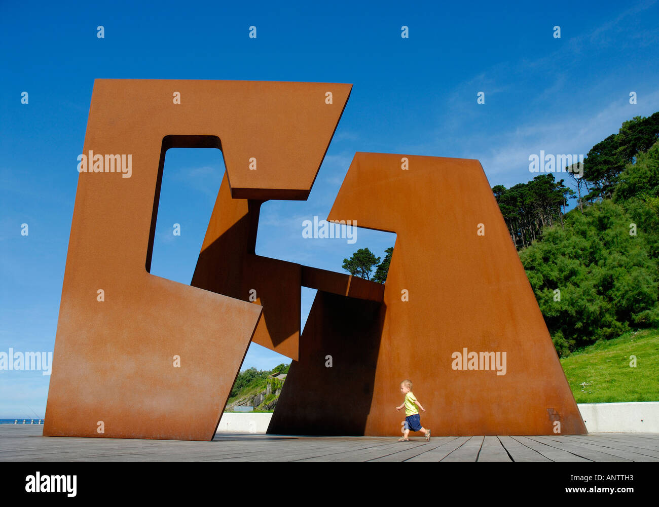 SKULPTUR VON JORGE OTEIZA AUF DEM PASEO NUEVO (PROMENADE) SAN SEBASTIAN DONOSTIA BASKENLAND SPANIEN EUROPA Stockfoto