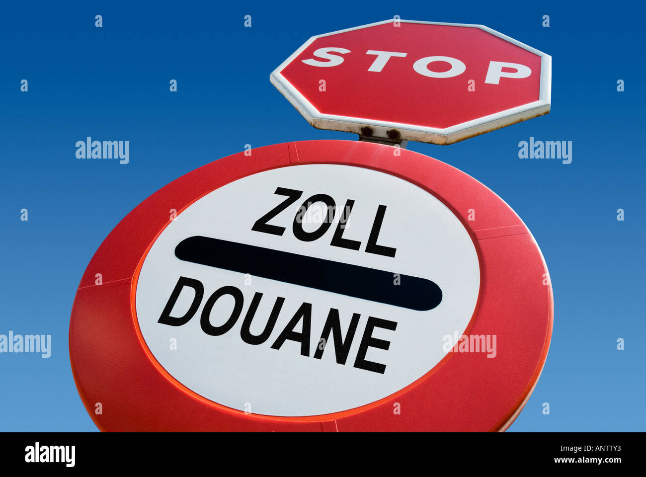 GRENZÜBERGANG STOPPSCHILD ZOLL DOUANE VERKEHRSZEICHEN AUF BLAUEN HIMMELSHINTERGRUND Stockfoto