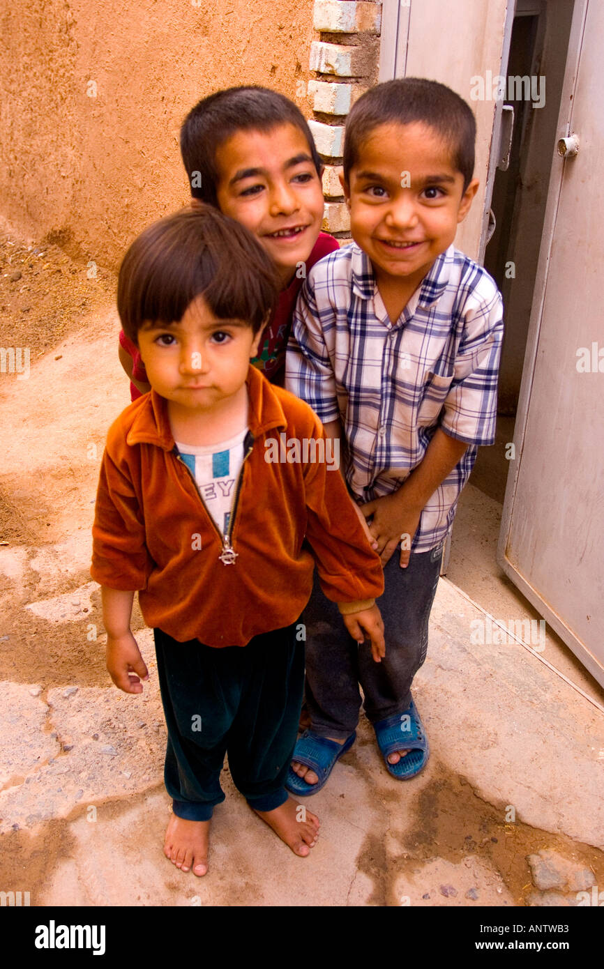 Junge Kinder begrüßen die Besucher-Yazd-Iran Stockfoto