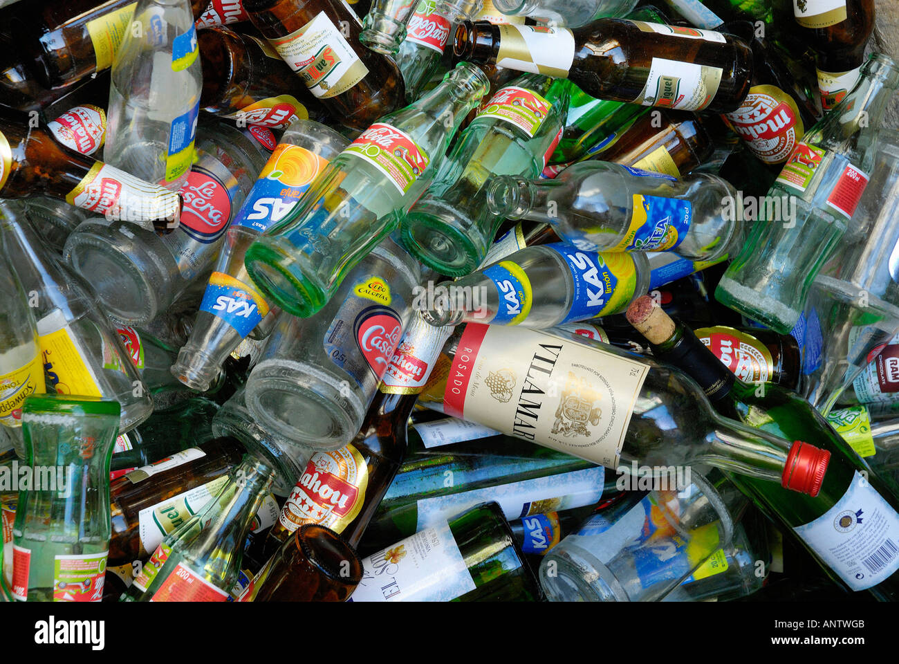 GLAS RECYCLING FLASCHEN ABFALL HINTERGRUNDMUSTER Stockfoto, Bild
