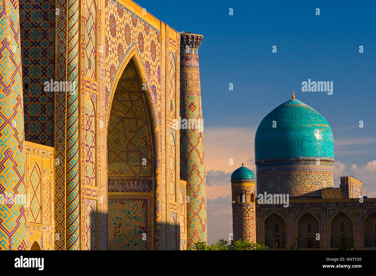 Die beeindruckende Registan komplexe bei Sonnenaufgang Samarkand Uzbekistan Stockfoto