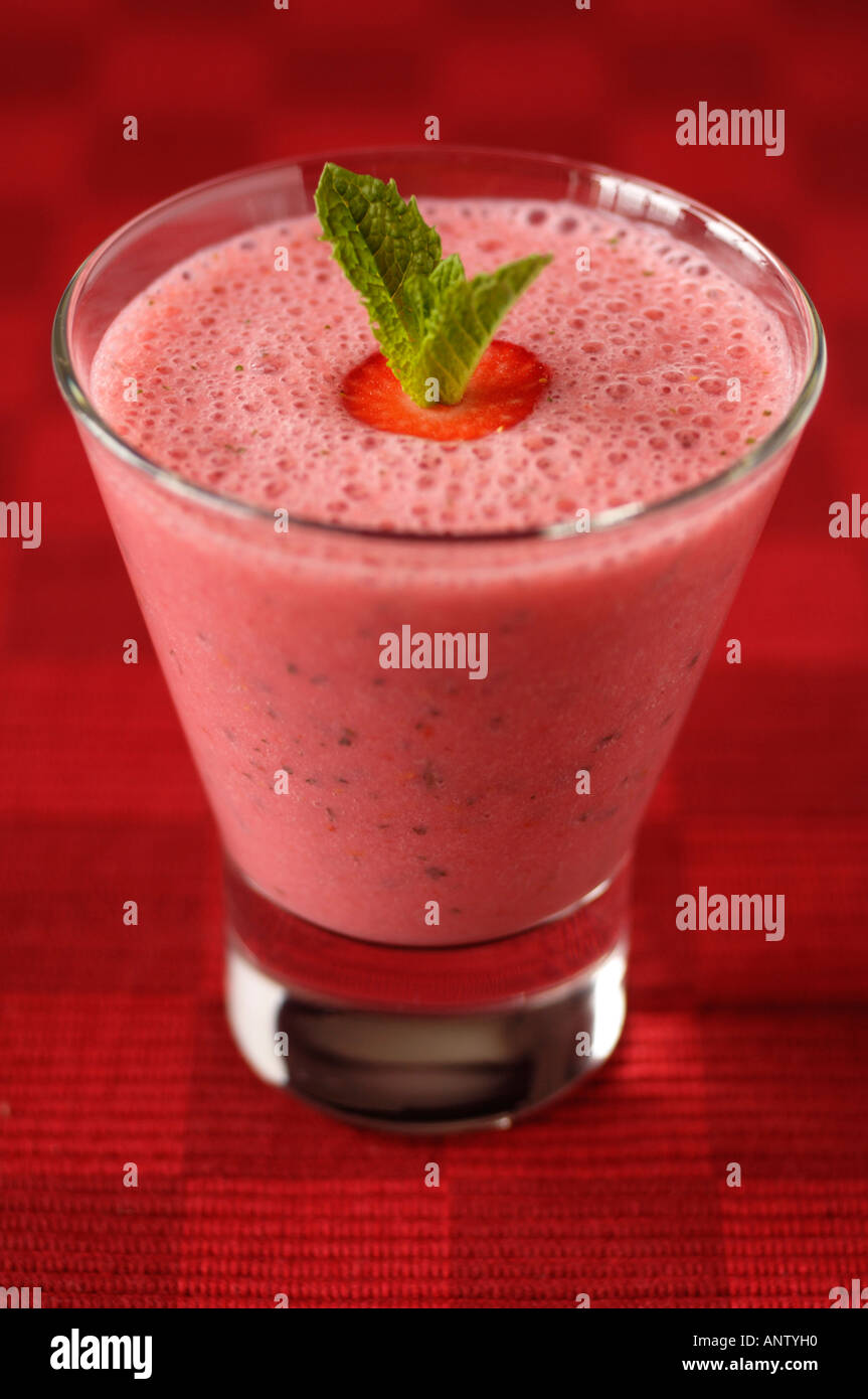 Erdbeeren und Minze smoothie Stockfoto