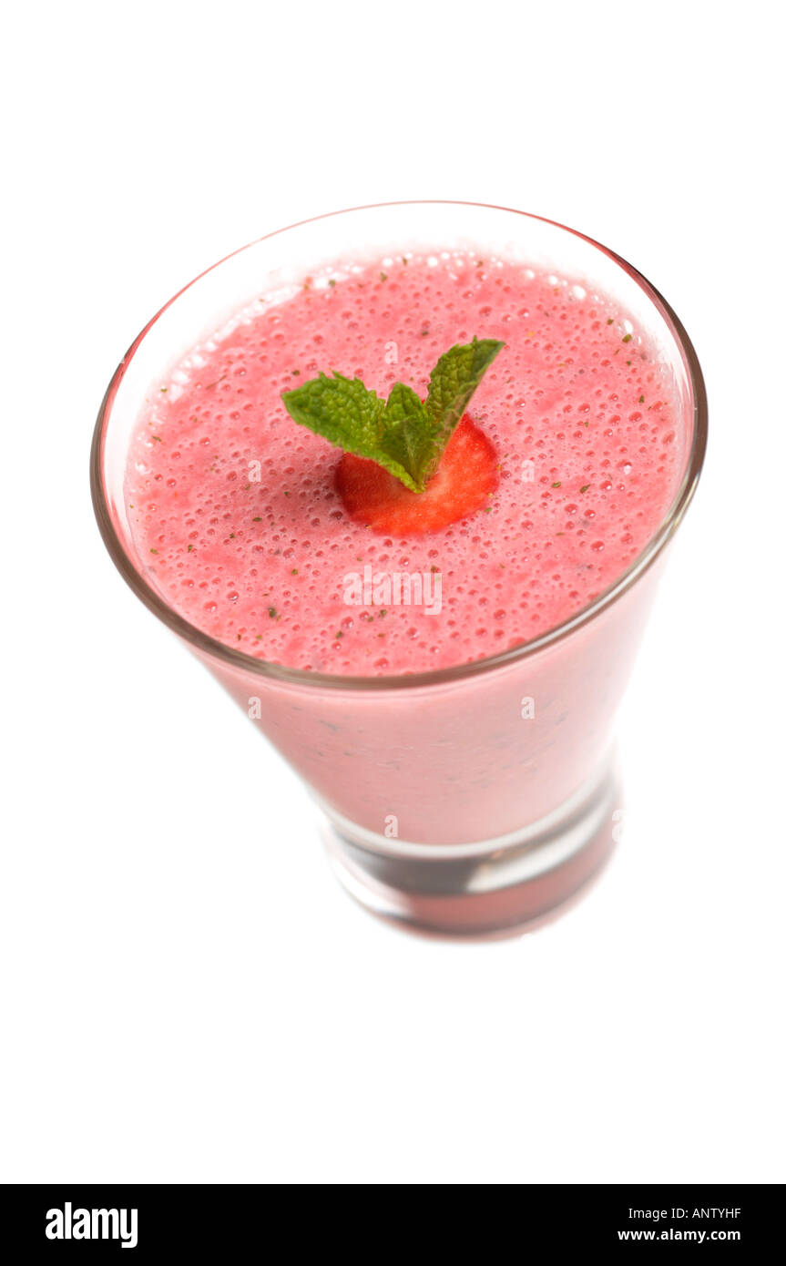 Erdbeeren und Minze Smoothie auf weißem Hintergrund Stockfoto
