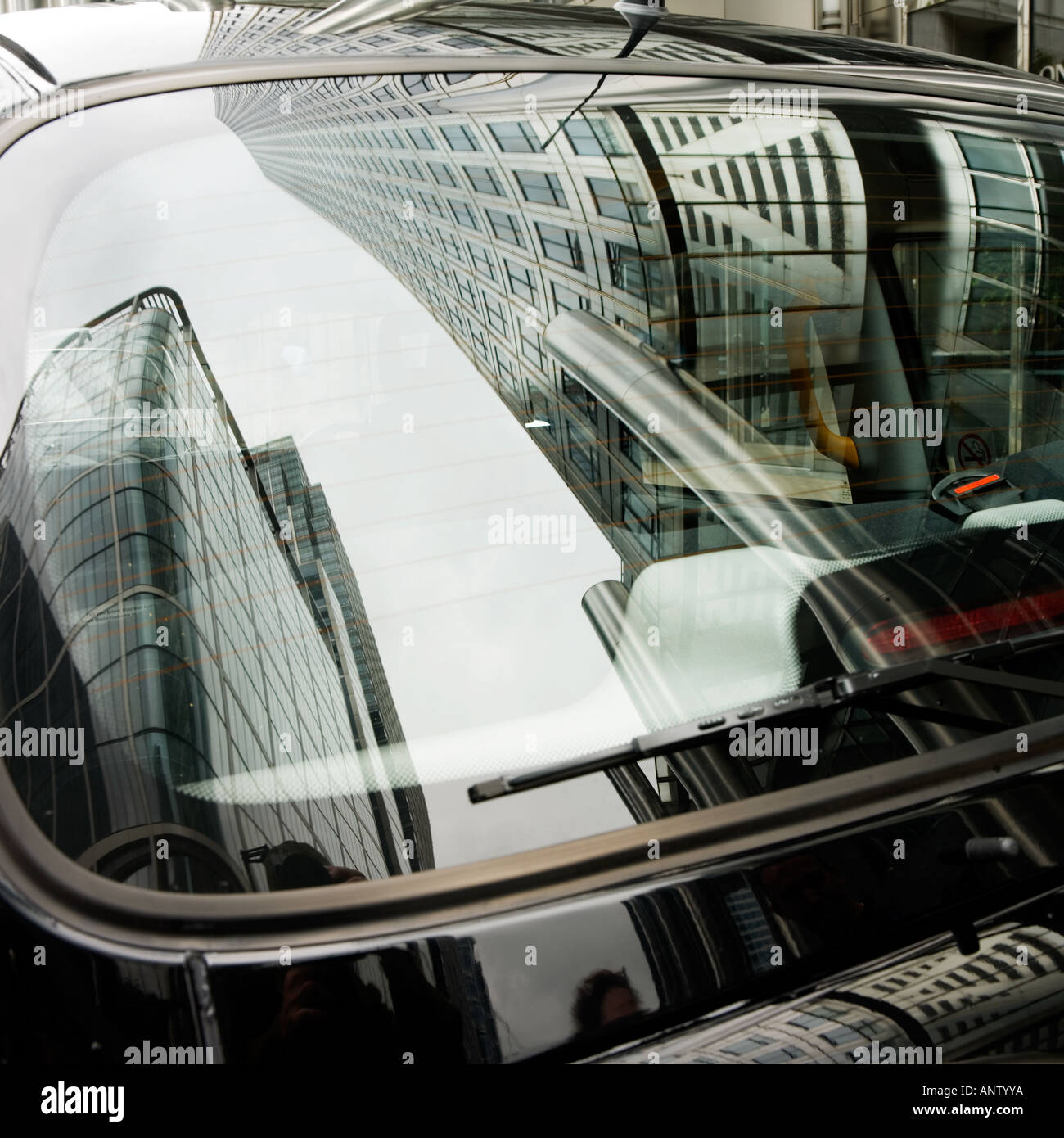 Wolkenkratzer bauen Spiegelbild im Fenster London schwarzes Taxi Taxi Stockfoto