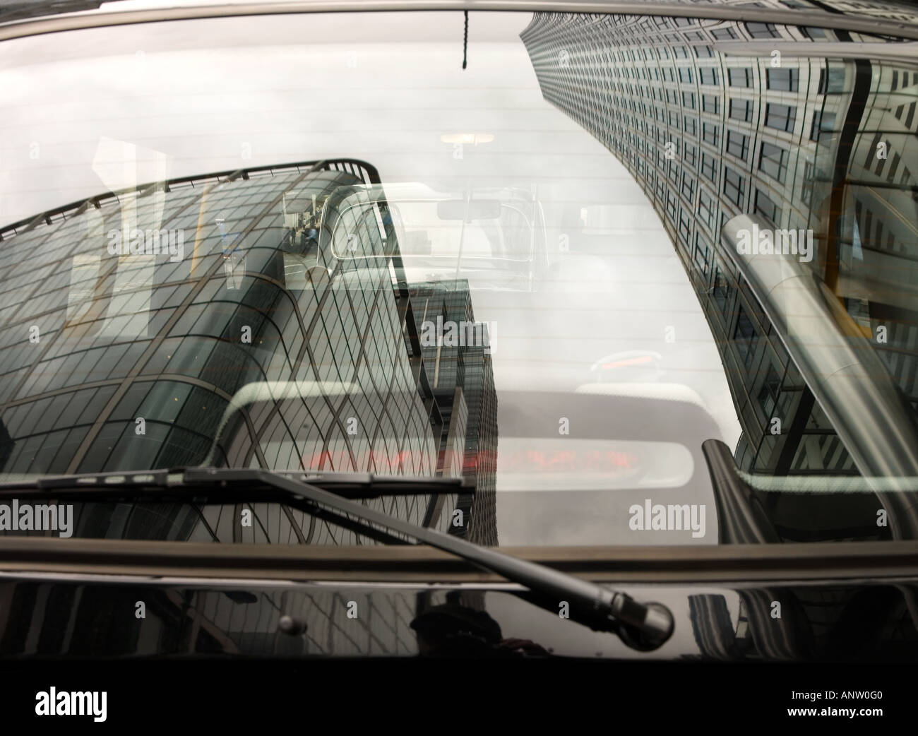 Wolkenkratzer bauen Spiegelbild im Fenster London schwarzes Taxi Taxi Stockfoto