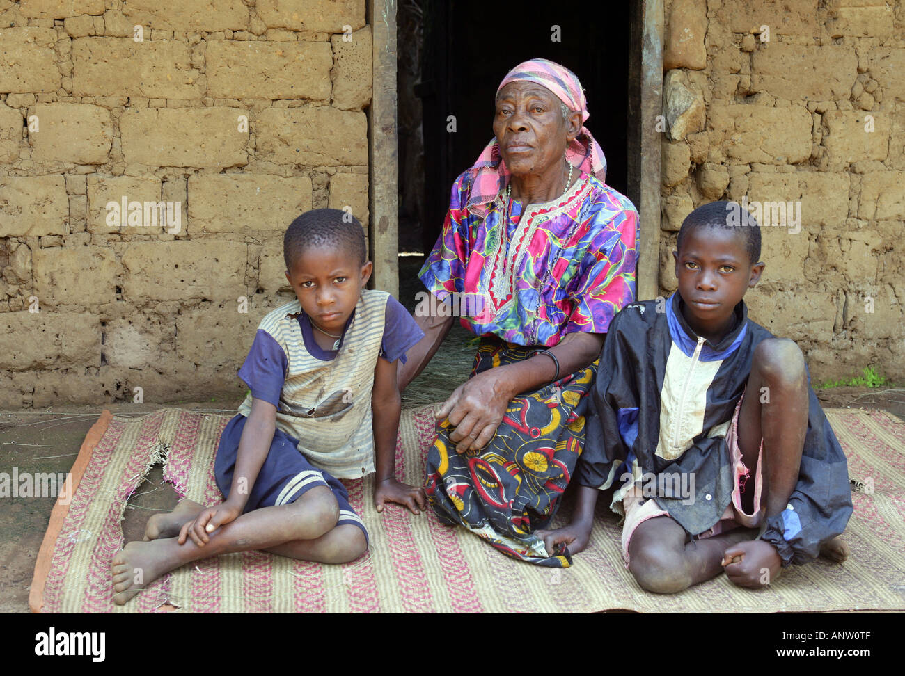 Großmutter von 73 kümmert sich um zwei Kinder ihrer Tochter starb an AIDS, Tansania Stockfoto