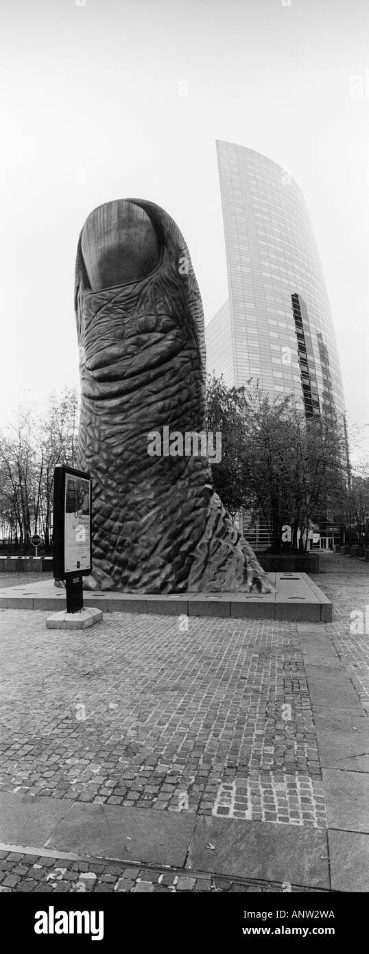 Riesigen Daumen von César Baldiccini (1921-1998) in La Défense, Paris, Frankreich Stockfoto