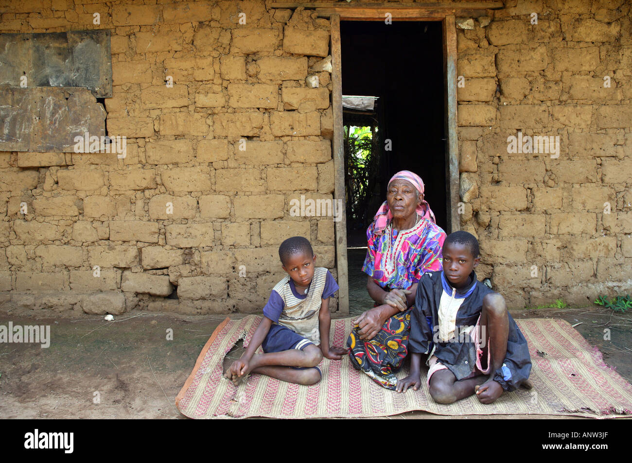 Großmutter (73) kümmert sich um zwei Kinder ihrer Tochter starb an AIDS, Tansania Stockfoto