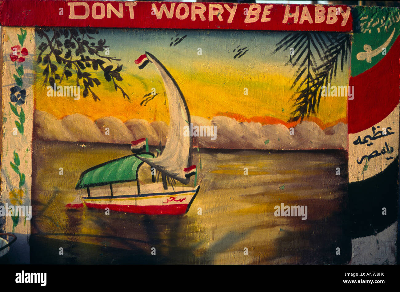 Ägypten Kairo Nil naive Malerei von einer Feluke Baot auf einer Feluke Boot mit ägyptischen Fahnen und schreiben Don t Worry sein habby Stockfoto
