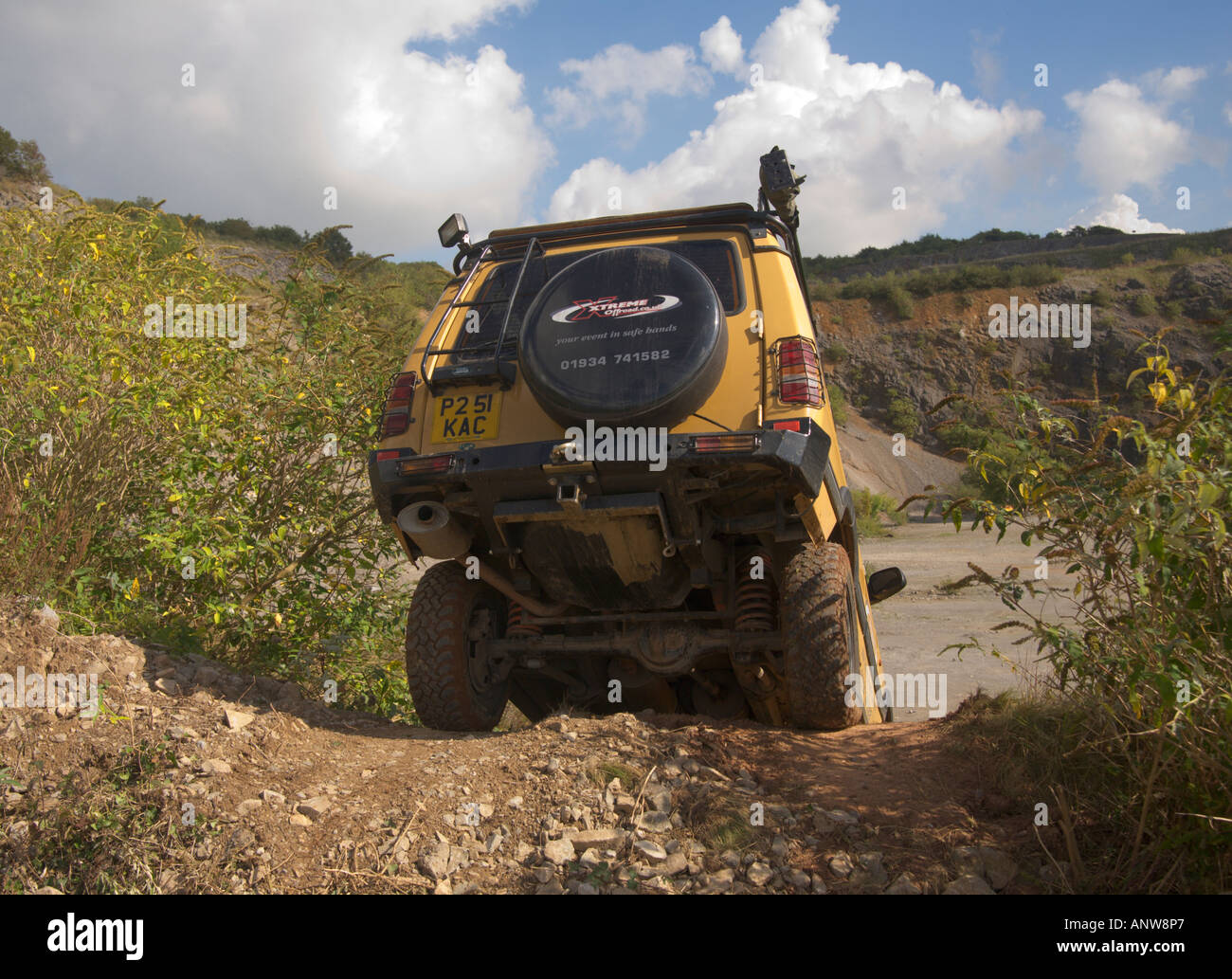 Dramatische Rückansicht von Toyota off Road 4-Rad-Antrieb über sehr steile Steigung in den Mendip Hills Cheddar Somerset UK Stockfoto