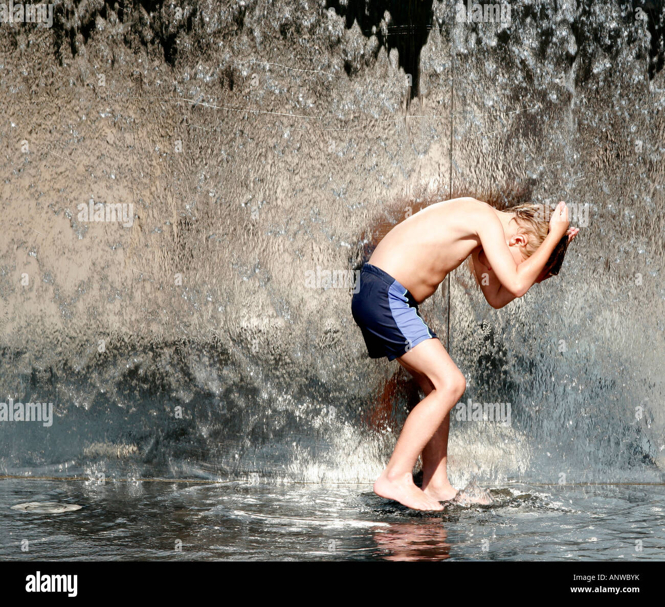 jungen, eine Abkühlung im Wasser-Funktion auf einem heißen Sommertag Stockfoto